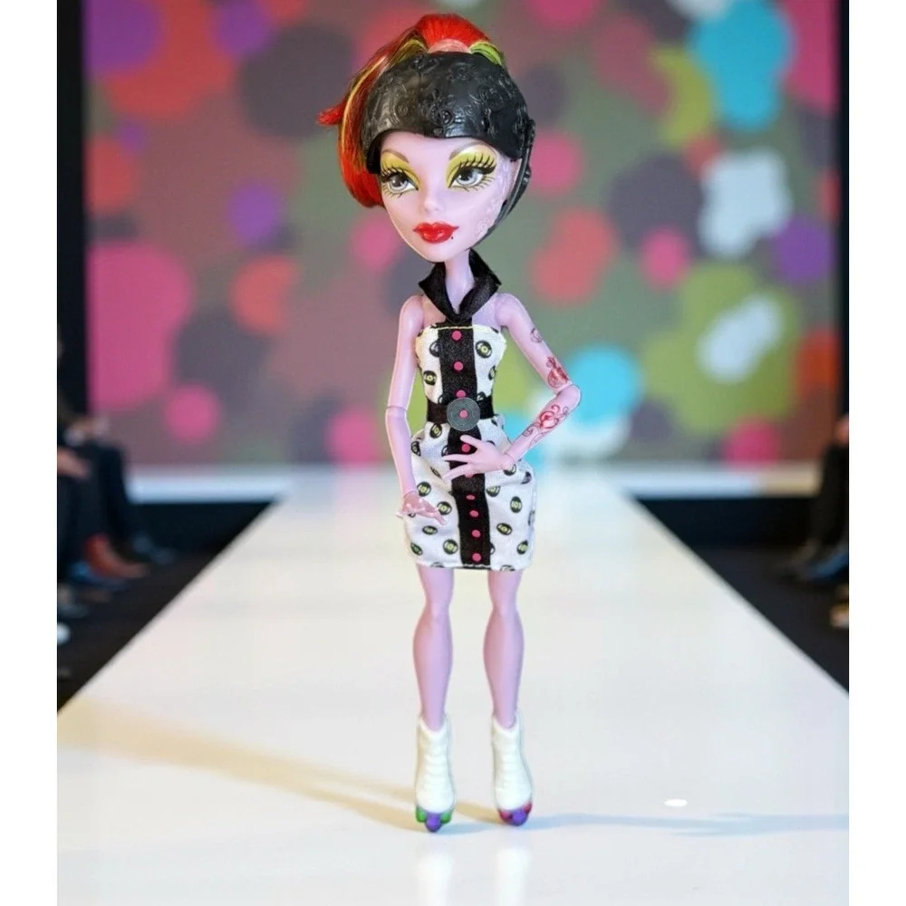 Monster High Doll Skultimate Roller Maze Operetta 2011 W/ Helmet & Skates AS IS